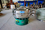 1200型三次元振動篩，產(chǎn)量可達2100kg/h。